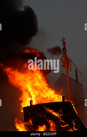 Barca di legno a bruciare per un festival di Taiwan Foto Stock