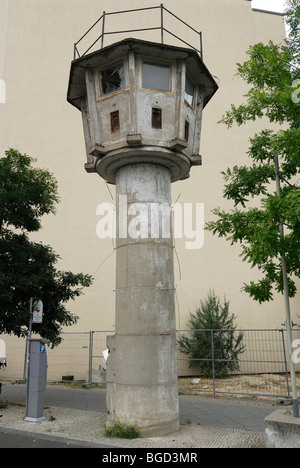 Berlino. Germania. Tedesco orientale torre di vedetta su Erner Berger Strasse appena fuori la Potsdamer Platz. Foto Stock