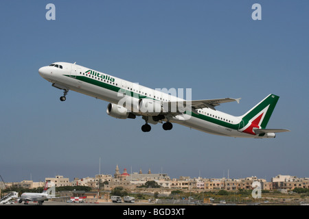 Il viaggio in aereo. Alitalia Airbus A321 jet del passeggero aereo decolla da Malta Foto Stock