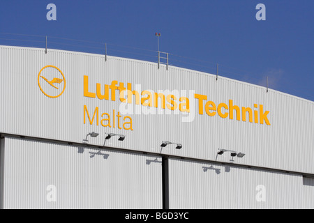 Dettagli dalla Lufthansa Technik Malta hangar presso il Malta International Airport. Solo uso editoriale. Foto Stock