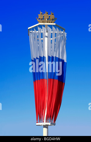 Il russo bandiere che sventolano orgogliosamente accanto alla centrale di Museo Navale a San Pietroburgo, Russia Foto Stock