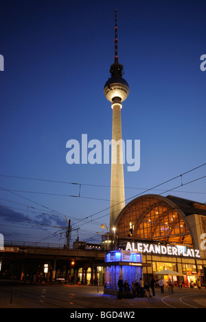 Alexanderplatz, S-Bahn, Fernsehturm, Berlin Mitte, Berlin, Germania, Europa. Foto Stock