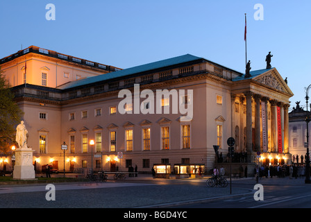 La Deutsche Staatsoper Unter den Linden di notte, Berlin Mitte, Berlin, Germania, Europa. Foto Stock