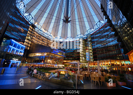 Sotto il tetto del Sony Center di Potsdamer Platz, vita notturna, ristoranti, persone, serata estiva, Berlino, Germania. Foto Stock