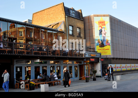 Young Vic Theatre e la barra di taglio London REGNO UNITO Foto Stock