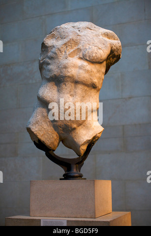 Frontone sculture del Partenone noti come i marmi di Elgin sul display presso il British Museum di Londra REGNO UNITO Foto Stock