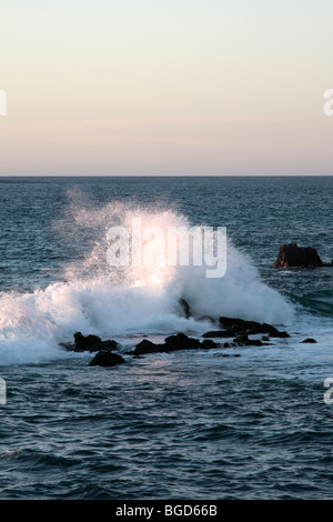 Un'onda rompe su rocce di Tenerife west coast durante l'alto mare Isole Canarie Spagna Foto Stock