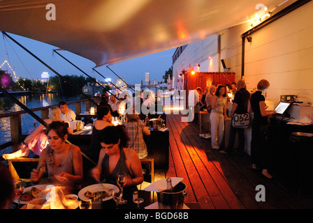 Spindler & Klatt, trendy e raffinata Clubrestaurant sulle rive del fiume Sprea a Kreuzberg di Berlino, Germania, Europa. Foto Stock