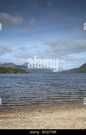 Loch Lomond guardando a nord da Firkin Point sulla riva occidentale, Loch Lomond e Trossachs National Park, Scozia, Regno Unito Foto Stock