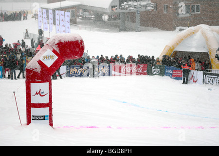 La folla in Bansko Ski Center Bulgaria, Ski Legends Race Foto Stock