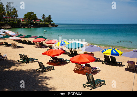 Spiaggia di negozio in negozio Bay sull'isola di Tobago Foto Stock