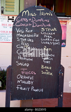 Cibo locale menu a perdere del rivestimento del ristorante Shack in Store Bay sull'isola di Tobago Foto Stock