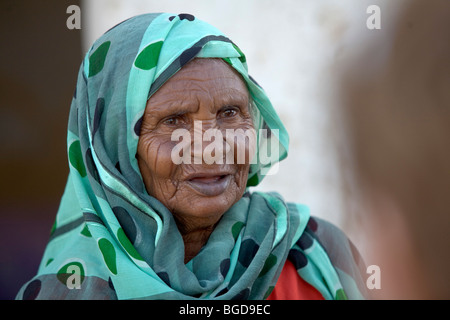 La donna araba con scarifications sulla faccia in quarto fiume Nilo catharact regione, la Nubia, Sudan, Africa Foto Stock