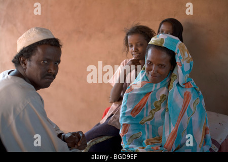 La famiglia araba nel villaggio Shemkya in Sudan - quarto fiume Nilo catharact regione, la Nubia, Sudan, Africa Foto Stock