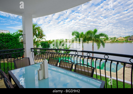 Balcone area di intrattenimento della casa sul lungomare Foto Stock