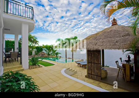 Luxury Mansion fuori con il ponte di capanna di Bali, il bar e la piscina Foto Stock