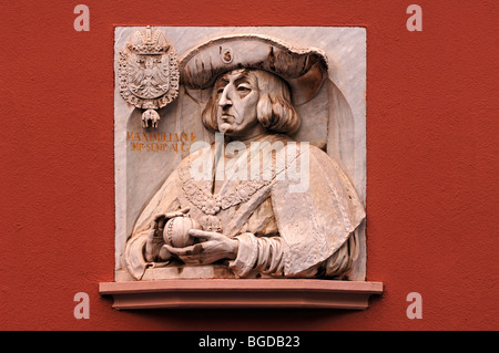 Lapide Massimiliano il primo, 1459-1519, al guest house "Haus zur Rose', del XV secolo, Freiburg, Germania, Europa Foto Stock