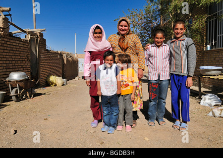 Bambini iraniana, i ragazzi e le ragazze in un villaggio nei pressi di Nain Isfahan, Esfahan, Persia, Iran, Asia Foto Stock