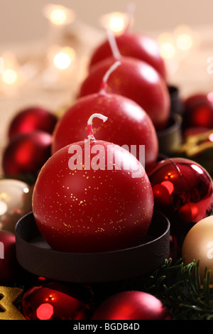 Quattro candele di Avvento, la corona di Avvento Foto Stock