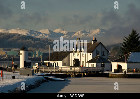 L ingresso del Caledonian Canal a Corpach Basin Foto Stock