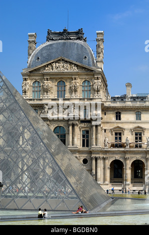 Il Museo del Louvre, l'Ala Sully e la Piramide del Louvre (completata nel 1989 da I.M.Pei), nel cortile principale o Cour Napoleon, Parigi, Francia Foto Stock