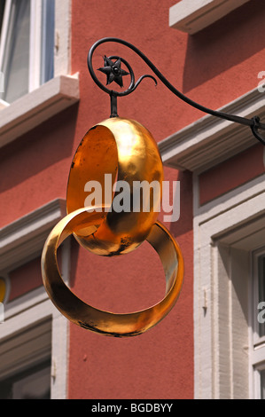 Oro due anelli di nozze come un segno al di fuori di un negozio gioielli di Freiburg im Breisgau, Baden-Wuerttemberg, Germania, Europa Foto Stock