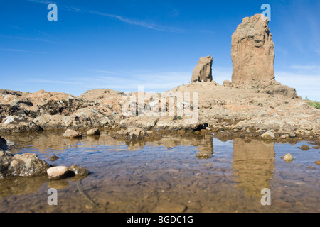 Roque Nublo riflessa in una pozzanghera dopo la pioggia nella parte superiore di Gran Canaria Foto Stock