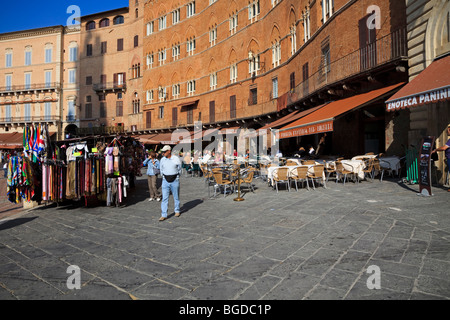 I turisti in Piazza del Campo a Siena, Toscana, Italia, Europa Foto Stock