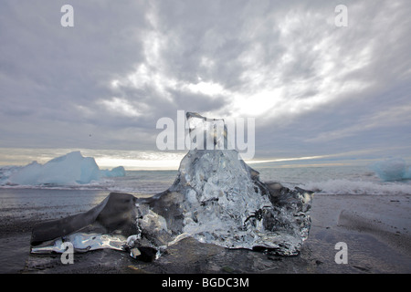 Blocco di ghiaccio sulla spiaggia di Joekulsárlón, Islanda, Europa Foto Stock