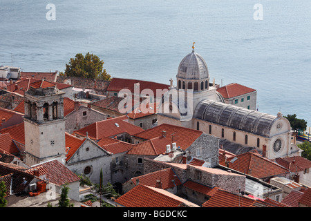 Vista dalla rocca sopra la città vecchia con la cattedrale di Sibenik, Dalmazia, Mare Adriatico, Croazia, Europa Foto Stock