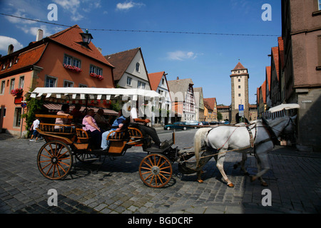 Pullman in Galgengasse lane con il patibolo Galgentor gate, storica Rothenburg ob der Tauber, Baviera, Germania, Europa Foto Stock