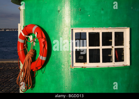 Parte di rusty dritta porto faro sul molo più settentrionale-testa del porto di Elsinore, Danimarca. Foto Stock