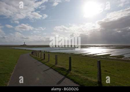 Faro di Westerheversand con allagata dighe, San Peter-Ording, Frisia del nord, nord Germania, Europa Foto Stock