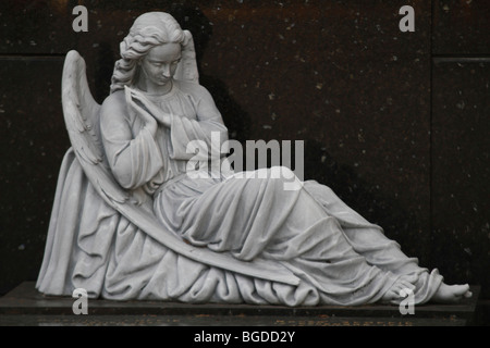 Seduto pregando angelo nella parte anteriore del marmo nero, tomba, Cimetière du Vieux Château cimitero, Nizza, Alpes Maritimes, Région Provenc Foto Stock