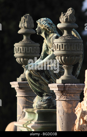 Statua di un Angelo seduto tra due urne cinerarie su una tomba, Cimetière du Vieux Château cimitero, Nizza, Alpes Maritimes, Région Provenc Foto Stock