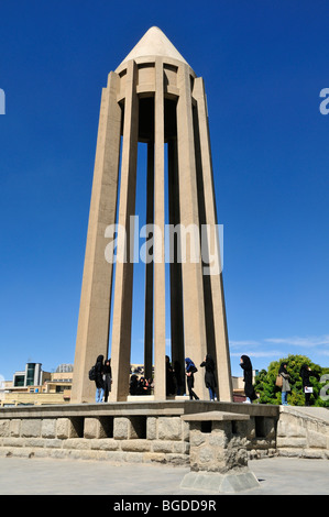 Mausoleo del celebre medico persiano Abu Ali al-Husayn ibn Abdallah ibn Sina, Abu Ali Sina, Ibn Sina Avicenna, Hamadan, H Foto Stock