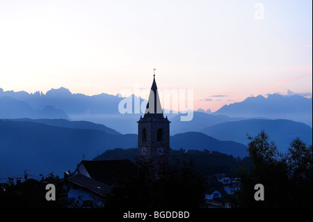 Vista da San Genesio si trova a circa 1100m sul Salto altipiano situato sul versante meridionale del monte. Tschoegglberg, sul Dol Foto Stock