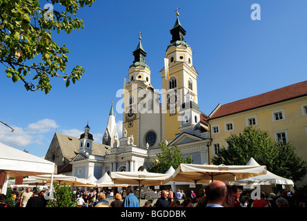 Duomo di Bressanone e il pane e lo strudel mercato sulla piazza del Duomo, Trentino, Alto Adige, Italia, Europa Foto Stock