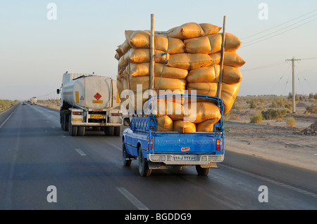 Iraniano carrello Raccoglitore sovraccarico di sacchi su un'autostrada, in Iran, in Persia, in Asia Foto Stock