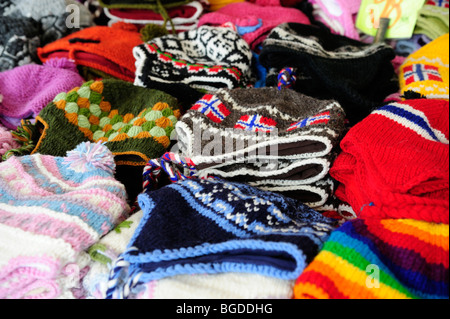 Tipici norvegesi cappucci di maglia in corrispondenza di un supporto di souvenir al Mercato di Bergen, Norvegia, Scandinavia, Europa settentrionale Foto Stock