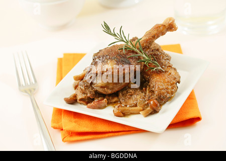 Arrosto di Confit du canard con prosciutto e funghi. Ricetta disponibile. Foto Stock