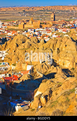 Panoramica della città di Guadix dal mirador Cerro de la Bala, provincia di Granada, Andalusia (Andalucia), Spagna, Europa., Provin Foto Stock