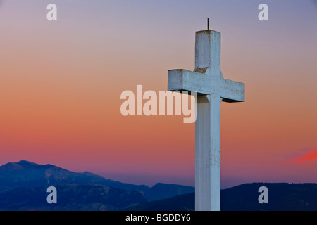 Gran croce bianca (Cruz del Castillo) al Castillo de Santa Catalina al tramonto, città di Jaen, provincia di Jaén, Andalusia (Andalu Foto Stock