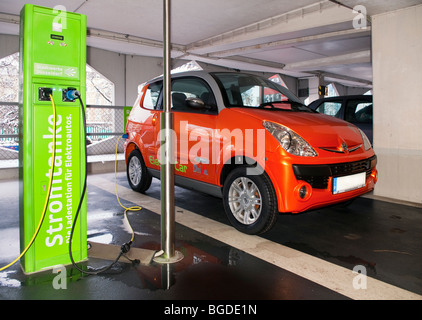 Ricarica di veicoli elettrici presso la stazione di ricarica per auto elettriche di una società di noleggio auto in un garage pubblico a Duesseldorf, Germania Foto Stock