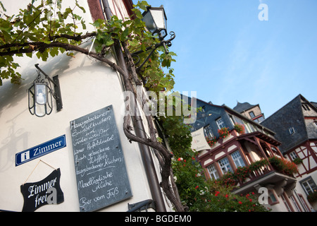 Camere disponibili in una storica casa in legno e muratura, menu, Beilstein an der Mosel, Renania-Palatinato, Germania, Europa Foto Stock