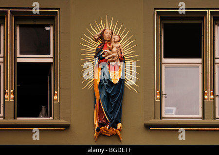 La figura del santo e la Vergine Maria e il bambino su una casa di città, Muensterplatz piazza della cattedrale di Friburgo, Baden-Wuerttemberg, Ge Foto Stock