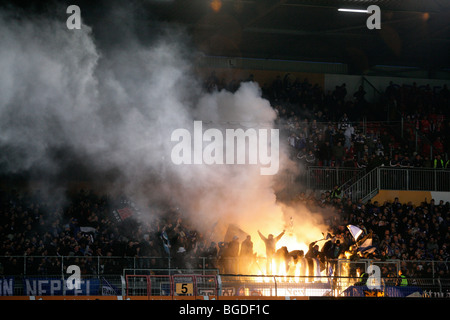 I fan di Amburgo hanno acceso i fuochi d'artificio, calcio Bundesliga, FSV Mainz 05 vs. Hamburger SV in Bruchwegstadion stadium di Mainz, Rhin Foto Stock