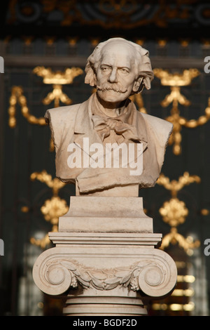 Busto della maturità del compositore Jules Massenet, 1842-1912, nella facciata ovest del Monte Carlo opera nella parte anteriore di ornamenti d'oro di Foto Stock