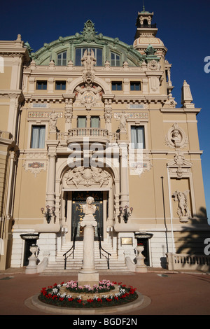 La facciata ovest della opera house e il Casinò di Monte Carlo, architetto Charles Garnier in stile Belle Epoque, con un wreat Foto Stock