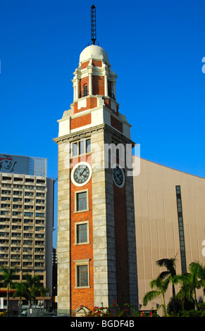 Torre dell'orologio di fronte al Centro Culturale, destra, Kowloon, Hong Kong, Cina, Asia Foto Stock